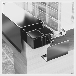 Abbildung zeigt Zierklemmdeckel ZK60 mit Wetterschenkel und Verlegeprofil mit Bremswinkel