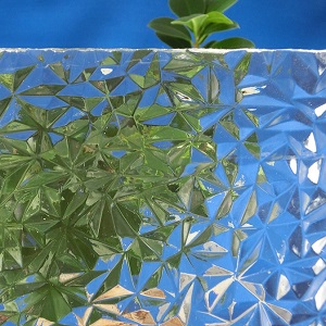 link_436_acryl_pyramide_klar_3030.jpg
